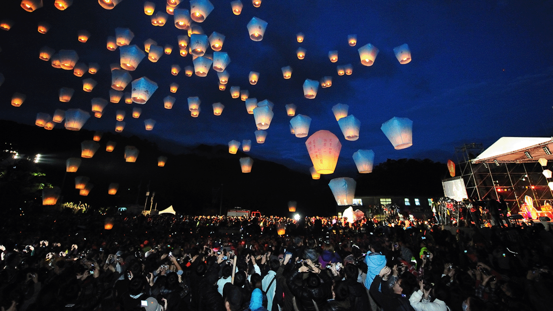 paper lanterns floating in the sky at big event